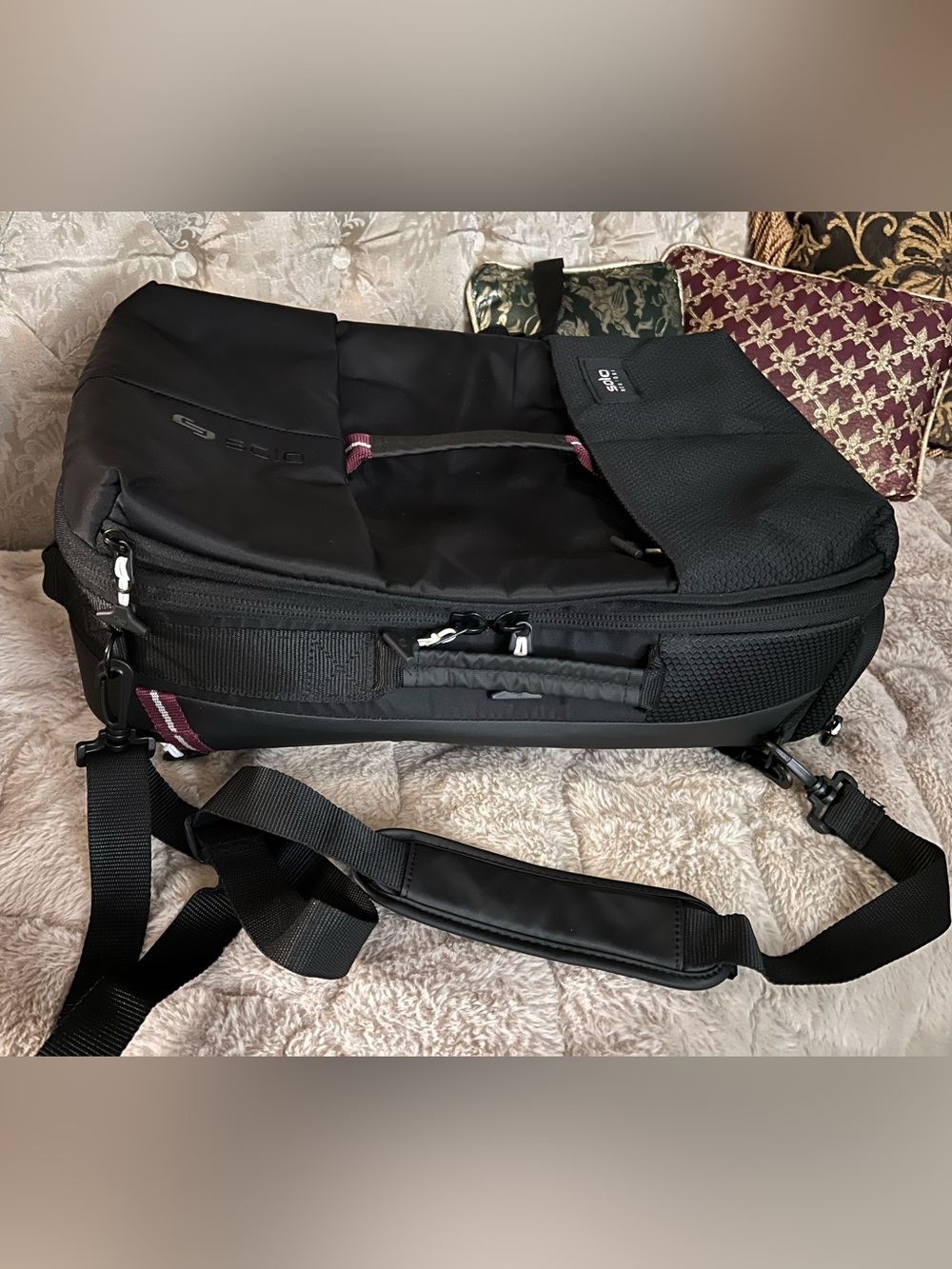 EUC SOLO duffel convertible 22.6L black  backpack weekender padded structure